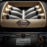 この令和の時代になぜ機械よりも人間？　高性能車が職人の「手組みエンジン」を積むワケ