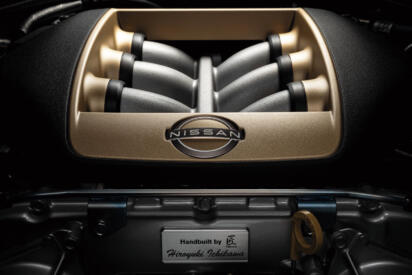 この令和の時代になぜ機械よりも人間？　高性能車が職人の「手組みエンジン」を積むワケ