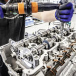 【画像】この令和の時代になぜ機械よりも人間？　高性能車が職人の「手組みエンジン」を積むワケ 〜 画像8