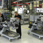 【画像】この令和の時代になぜ機械よりも人間？　高性能車が職人の「手組みエンジン」を積むワケ 〜 画像10