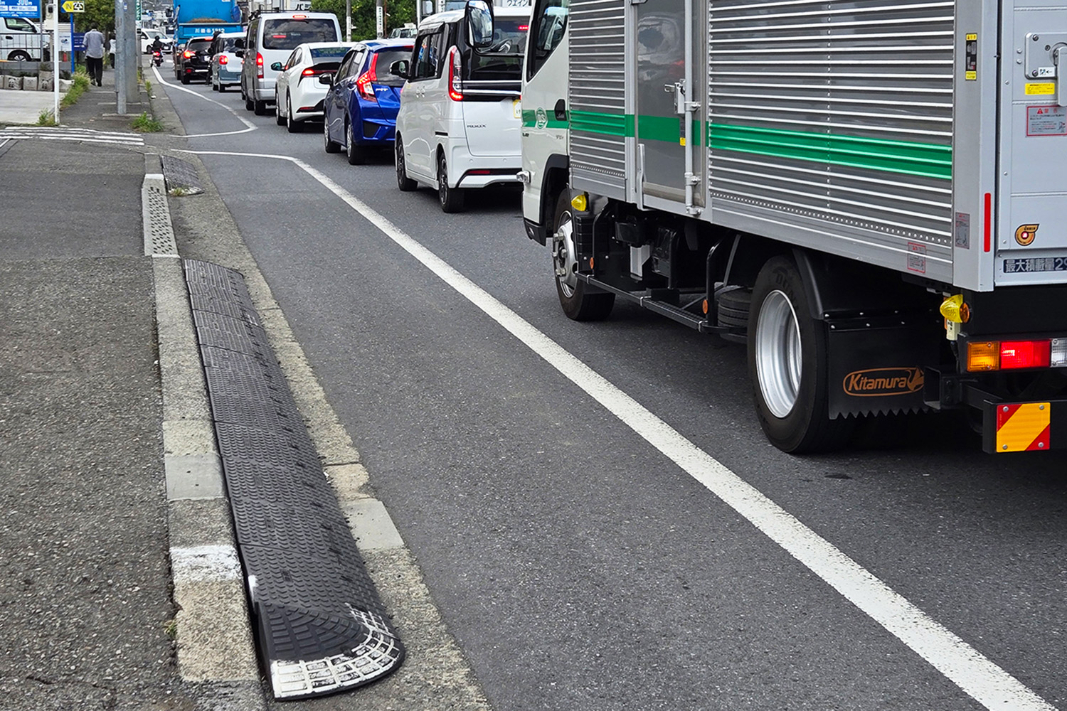 道を行きかうトラック