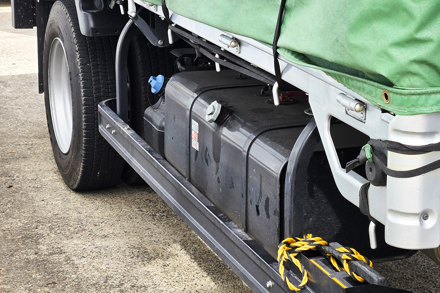 トラックの燃料タンク