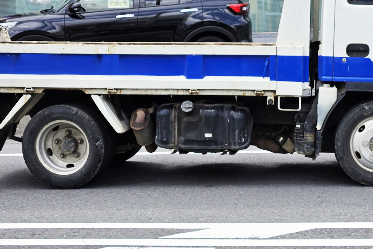 トラックの燃料タンク