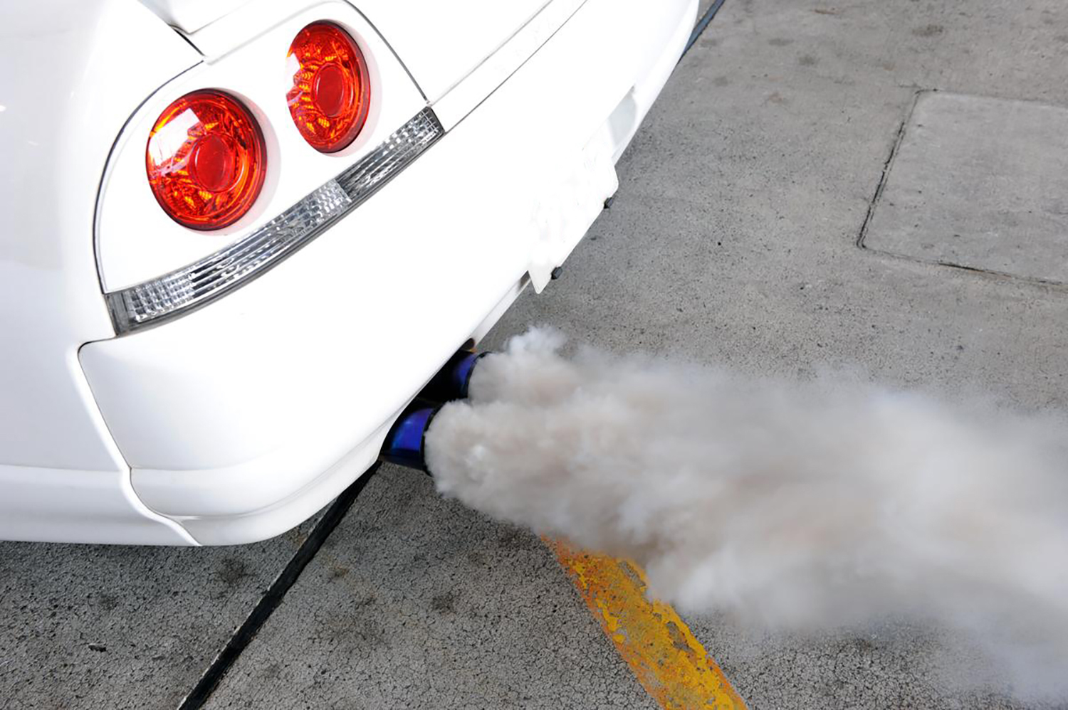 排ガスを吐き出す旧車