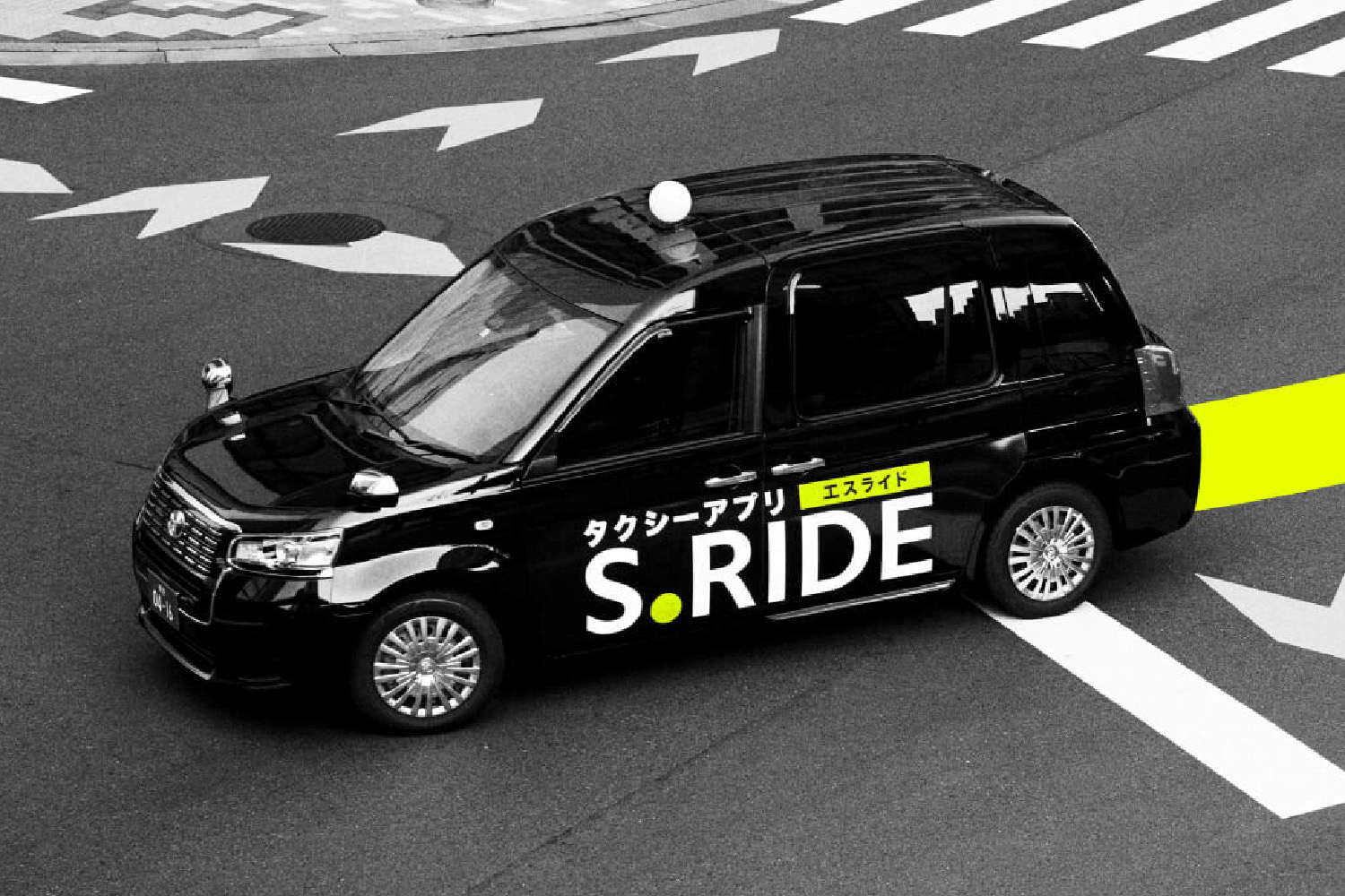 アプリ配車の広告が施されたタクシー