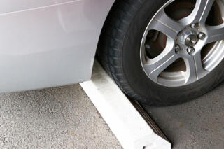 クルマを傷めないための駐車方法とは