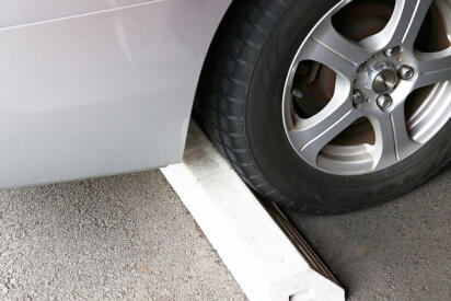 駐車中なのにクルマが傷むってマジか！　「ハンドルを切ったまま」「斜めの場所」「輪留めに当てたまま」クルマの寿命を縮める駐車習慣