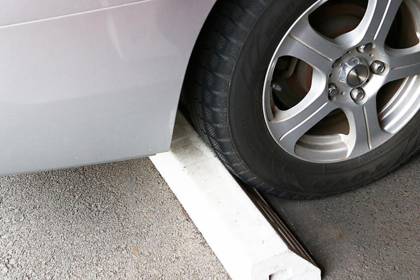 駐車中なのにクルマが傷むってマジか！　「ハンドルを切ったまま」「斜めの場所」「輪留めに当てたまま」クルマの寿命を縮める駐車習慣