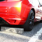 【画像】駐車中なのにクルマが傷むってマジか！　「ハンドルを切ったまま」「斜めの場所」「輪留めに当てたまま」クルマの寿命を縮める駐車習慣 〜 画像4