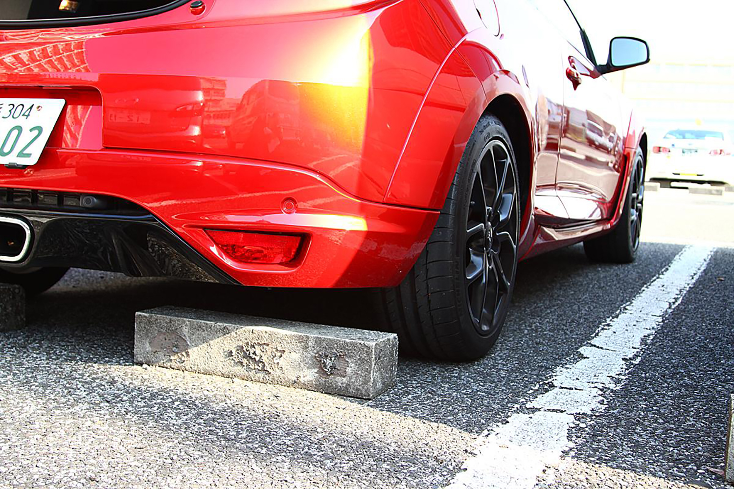 輪止めから離してクルマを停めるイメージ