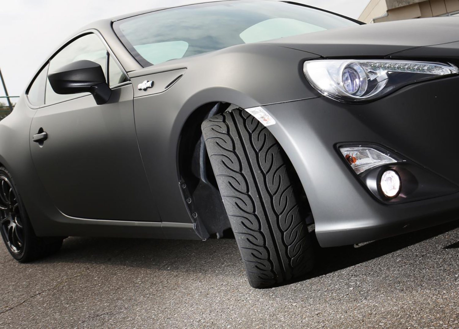 ハンドルを切りっぱなしでクルマを停めているイメージ