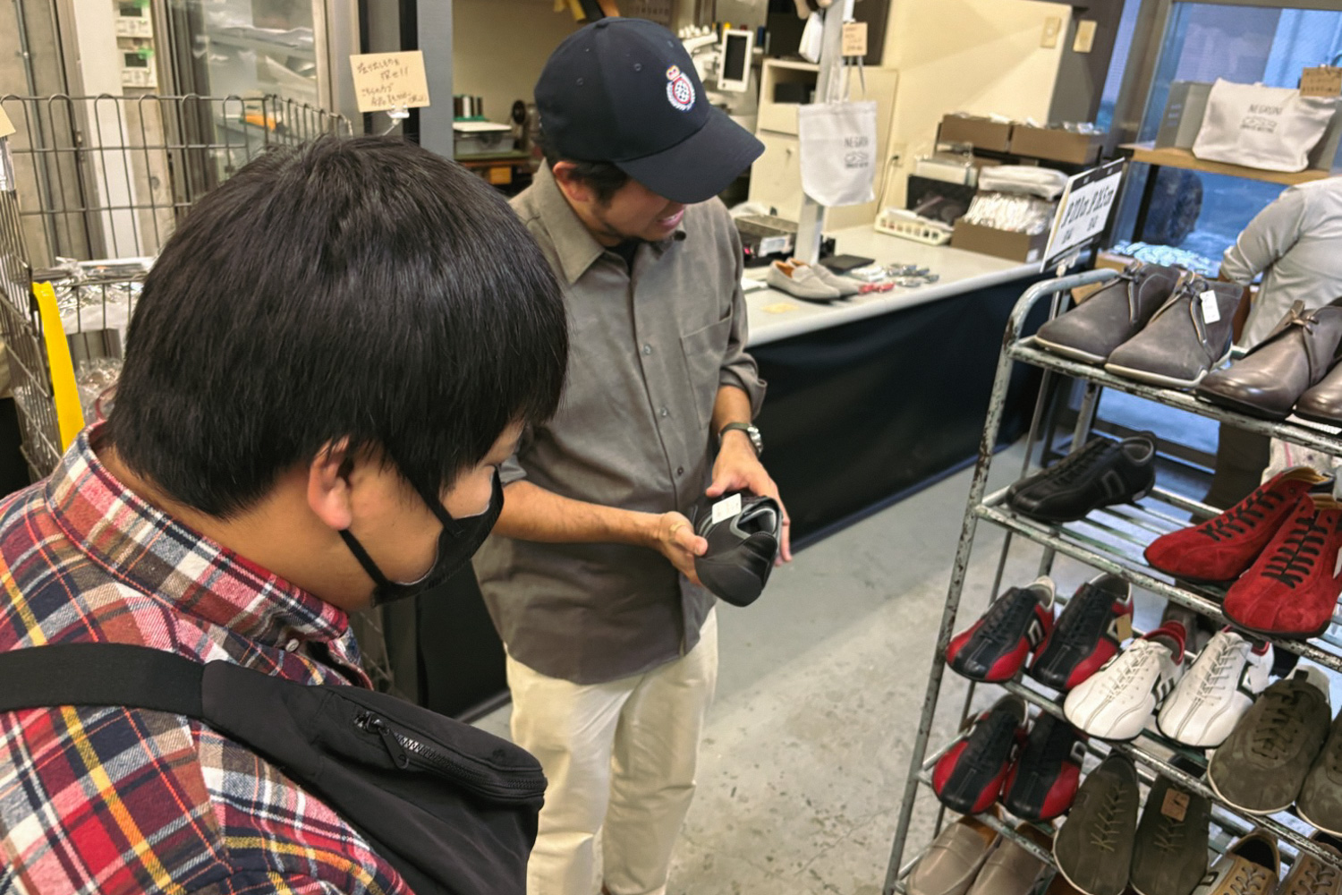「ネグローニ」ブランドディレクターの宮部修平氏とシューズを選ぶ筆者 〜 画像13