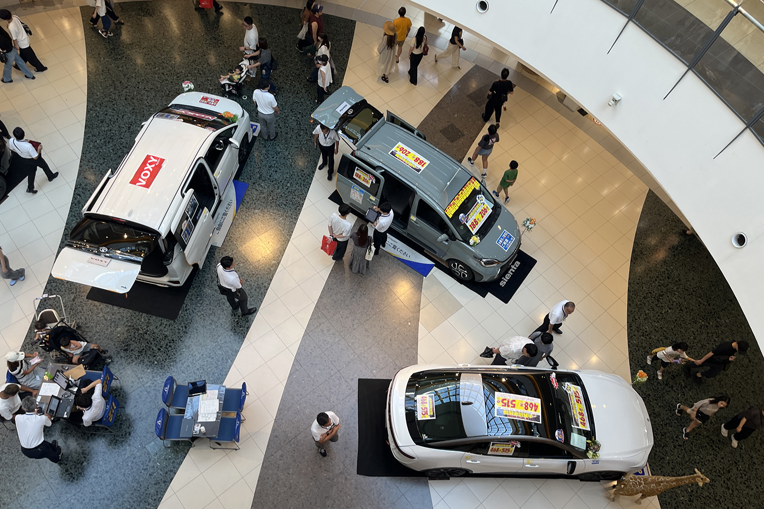 251127_dealer_in_mall_01