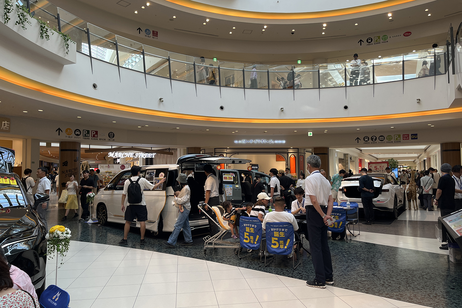 ショッピングモール内に出店する自動車ディーラー