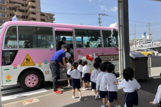 「園バス」のナンバープレートが白の車両も緑の車両もある理由