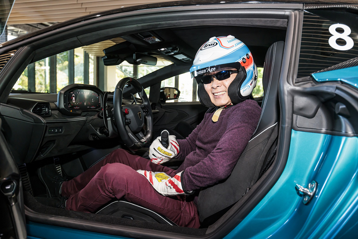 ランボルギーニ・テメラリオに乗る桂　伸一さん