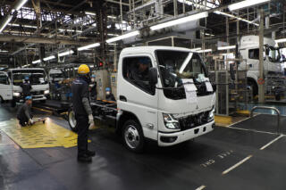 三菱ふそうがeキャンターの混流生産設備とバッテリー再利用戦略を公開