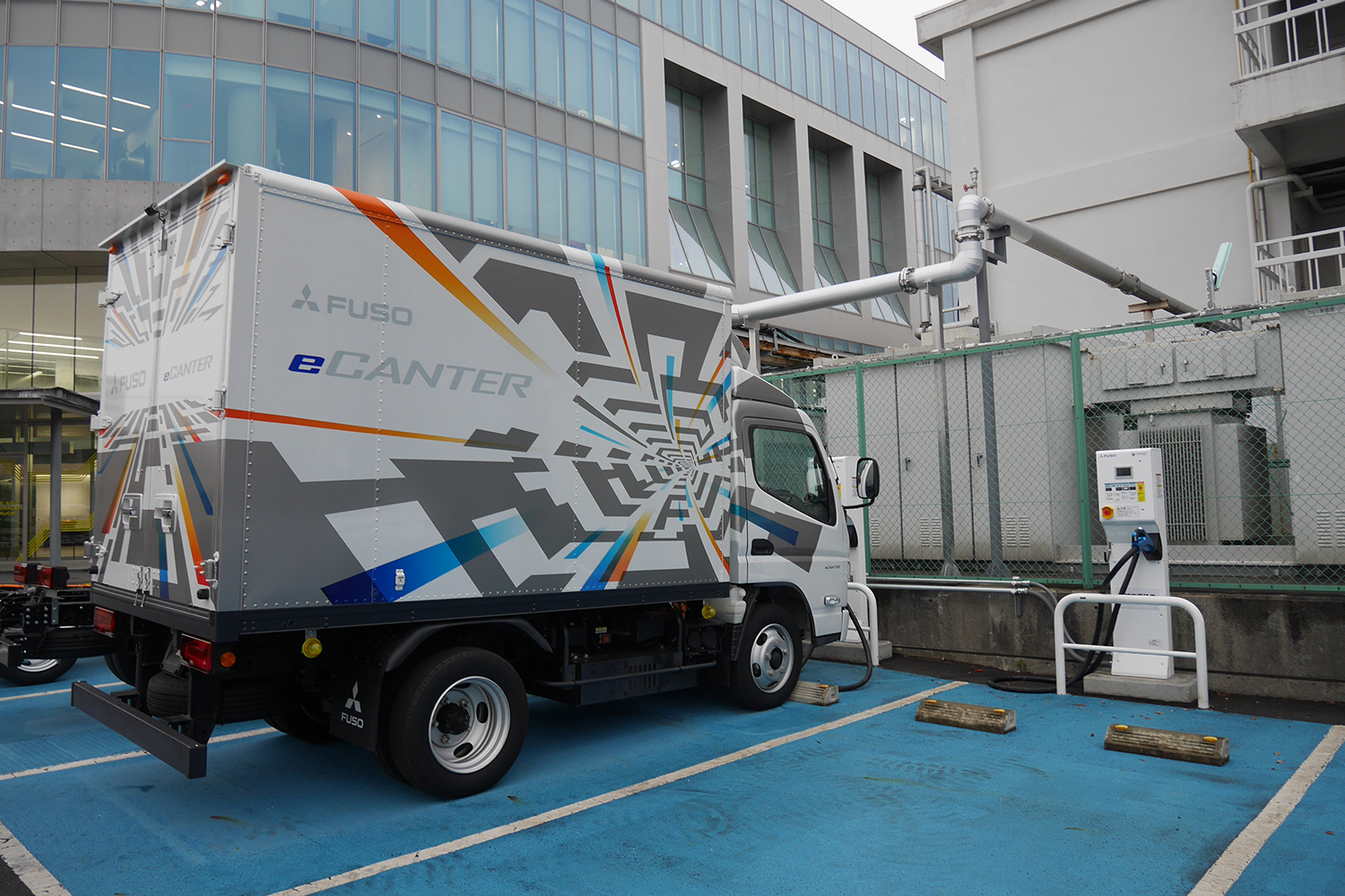 三菱ふそうがeキャンターの混流生産設備とバッテリー再利用戦略を公開