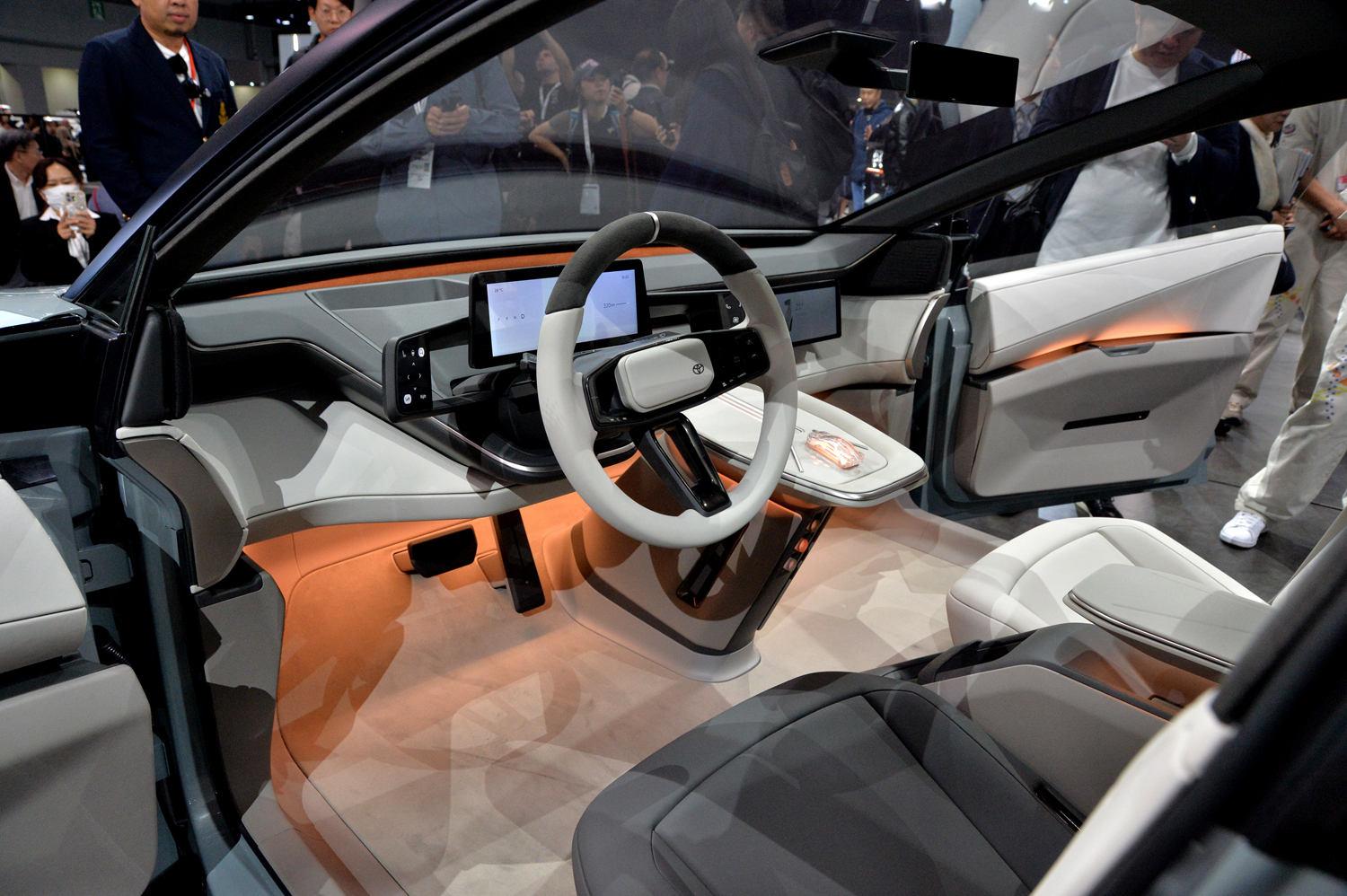 トヨタ・カローラコンセプトの車内 〜 画像12