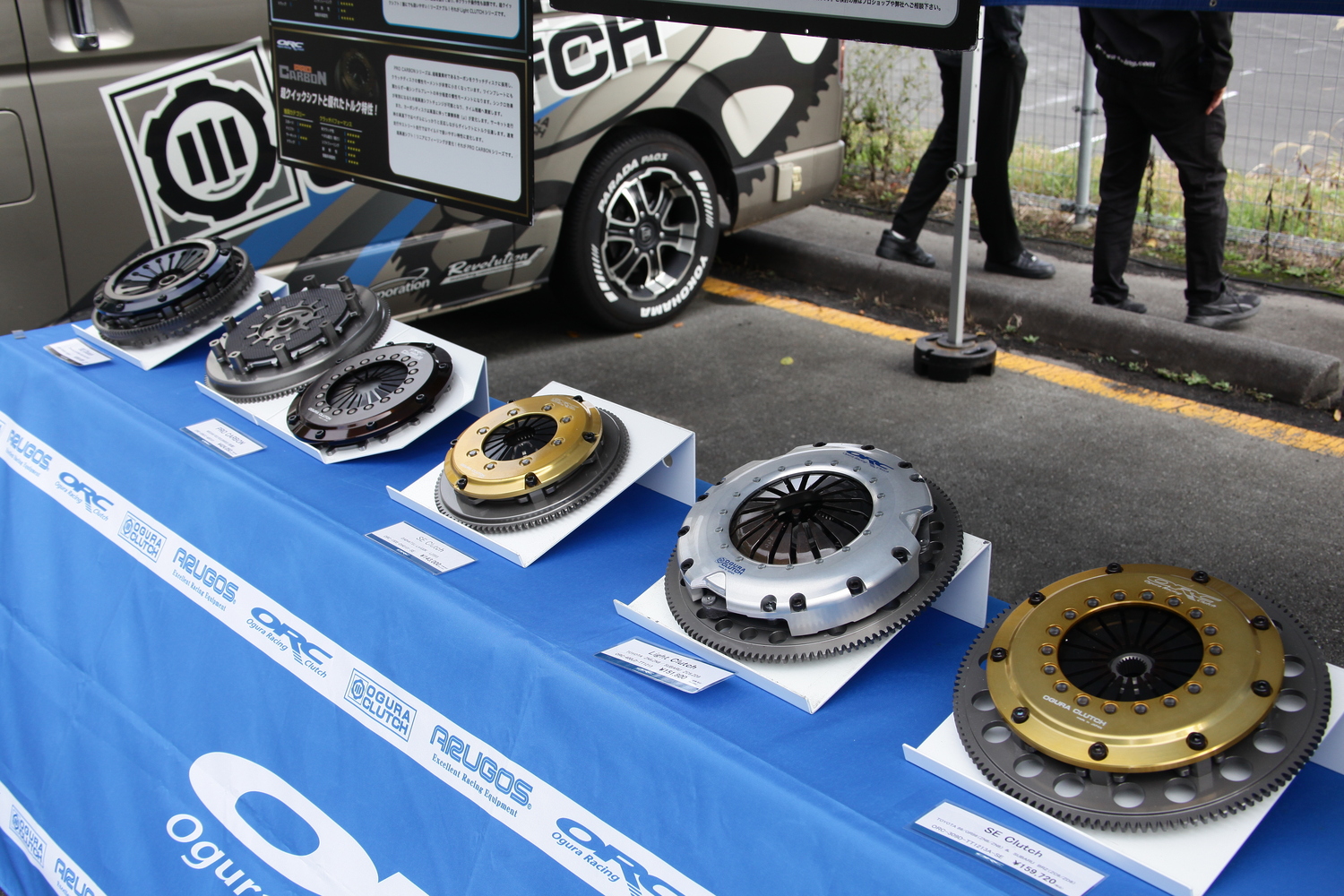 展示される自動車用クラッチ