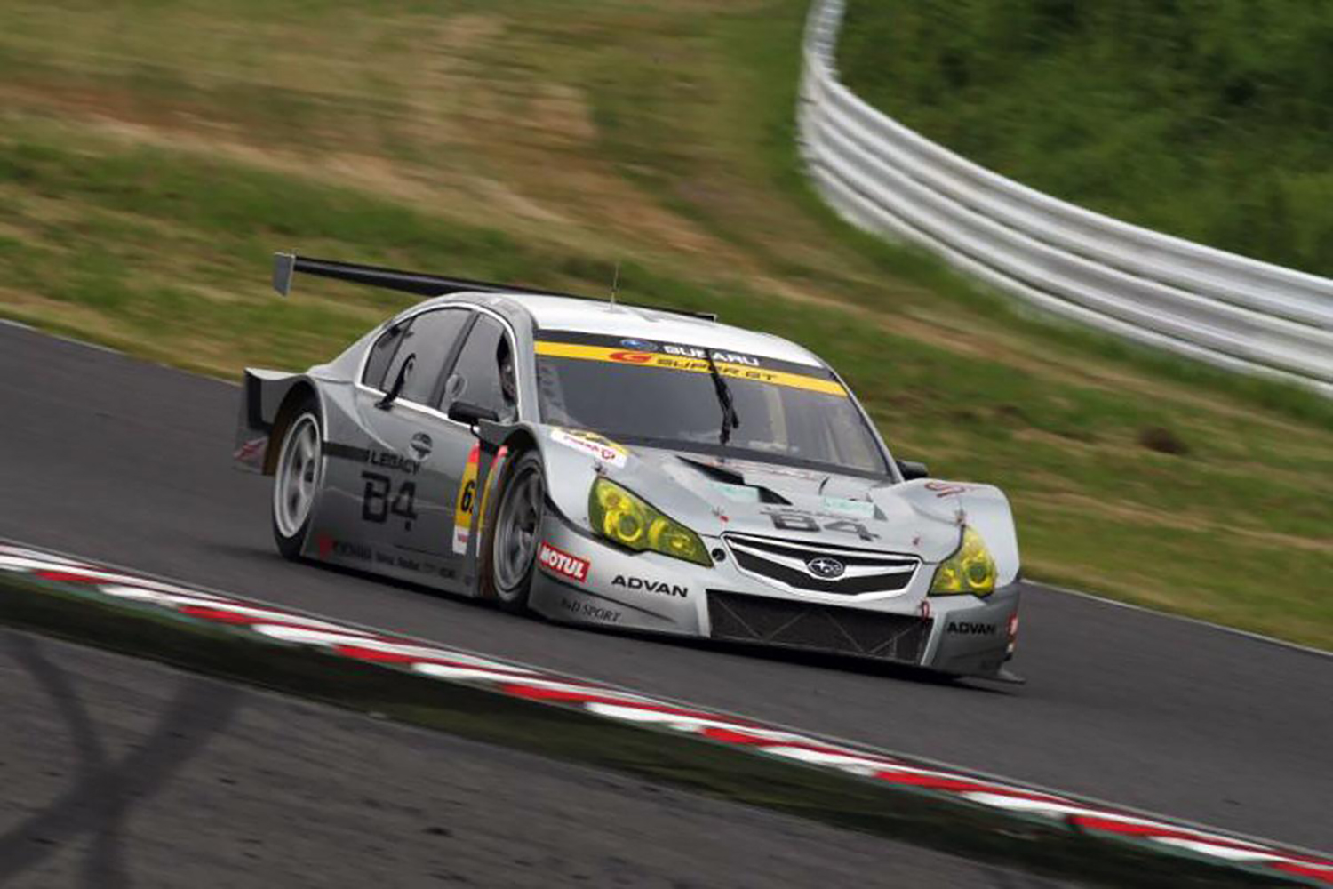 GT300を走るスバル・レガシィB4