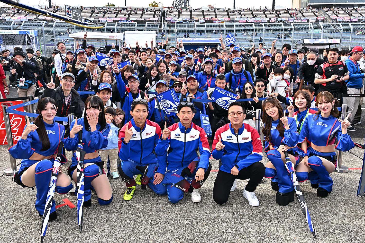 61号車のメンバーとスバルファンたち