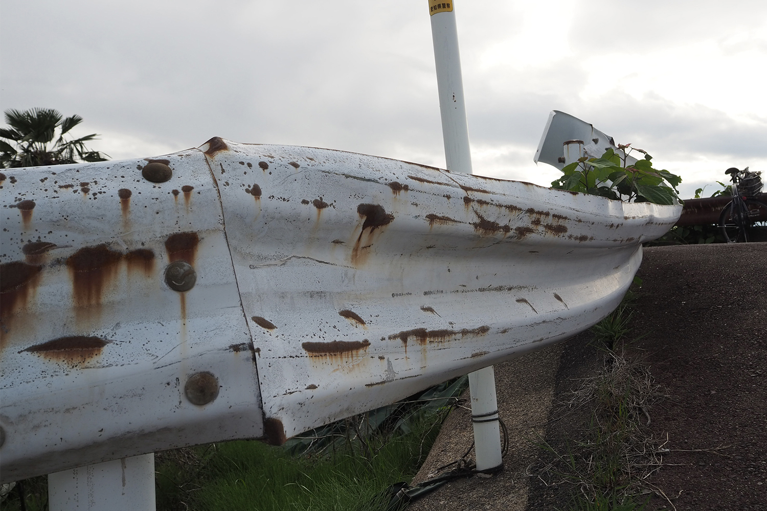 破損したガードレールのイメージ