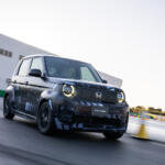 【画像】【試乗】ジャパンモビリティショーで話題のホットハッチ「ホンダ・スーパーワン」に乗ったぞ！　まるでミッドシップスポーツのようなハンドリングに興奮が抑えられない 〜 画像34