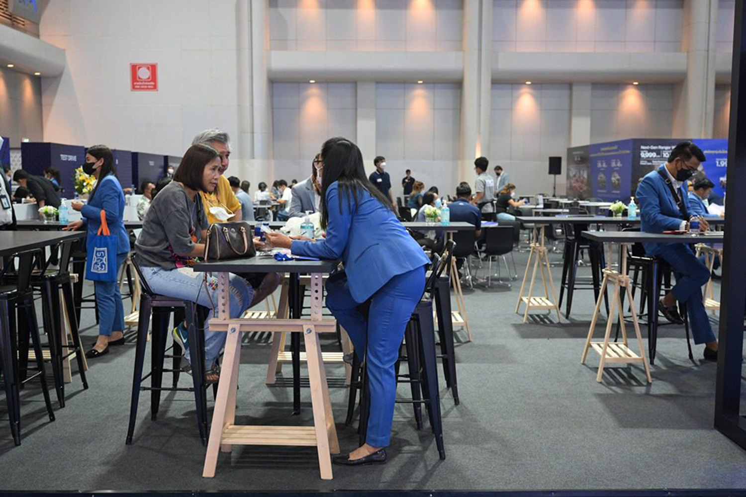 アジアのモーターショーにおけるセールスのイメージ