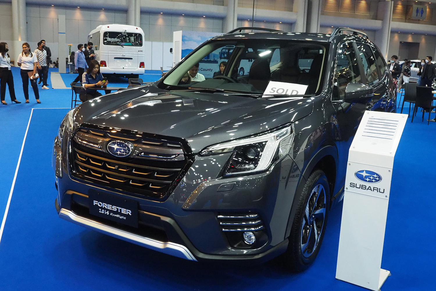 モーターショーで展示されている展示即売車