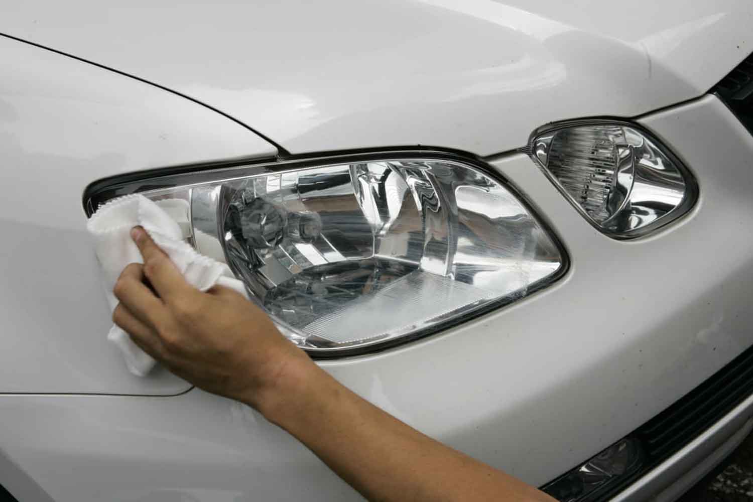 ヘッドライトを磨くイメージ