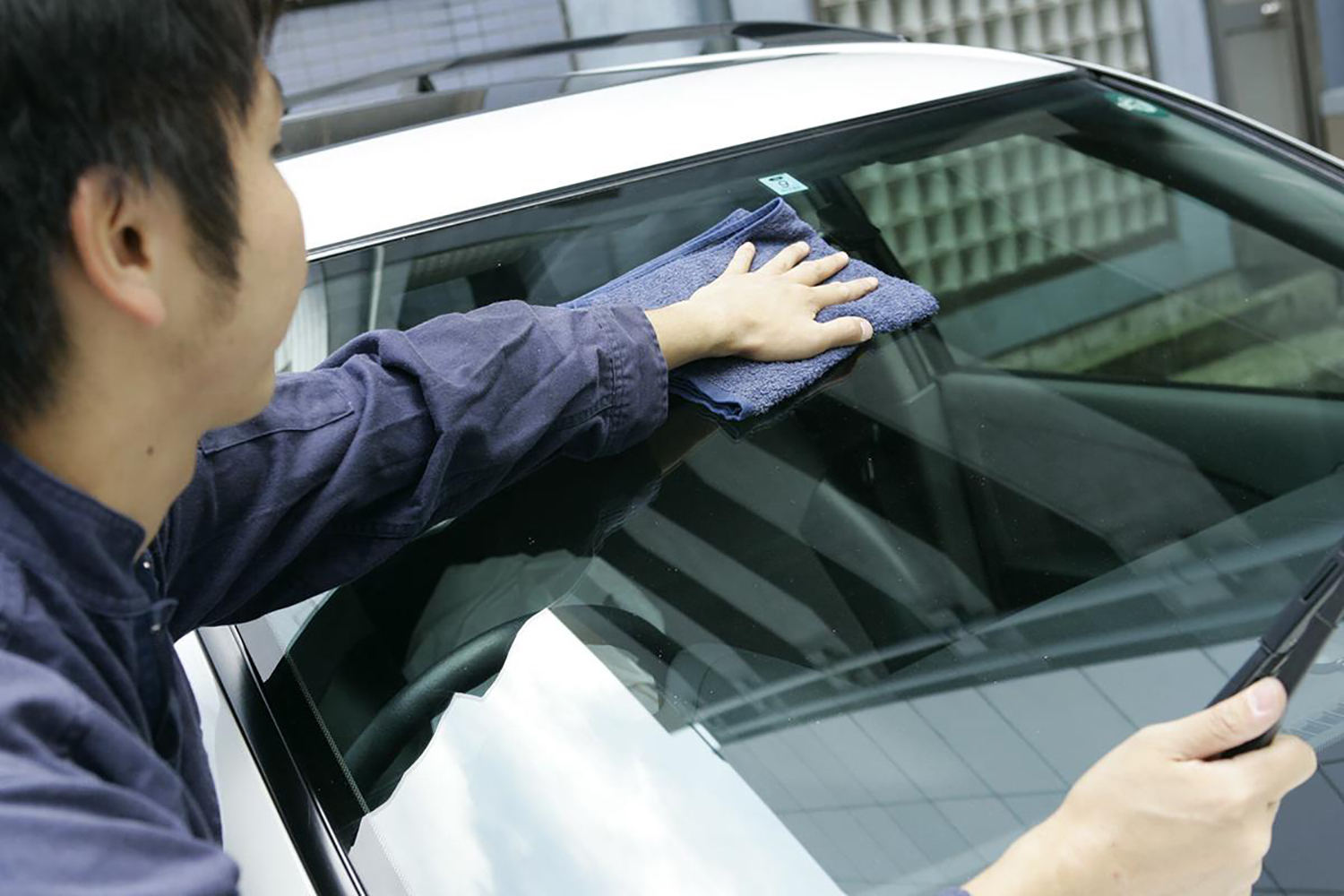 ガラスを磨くイメージ