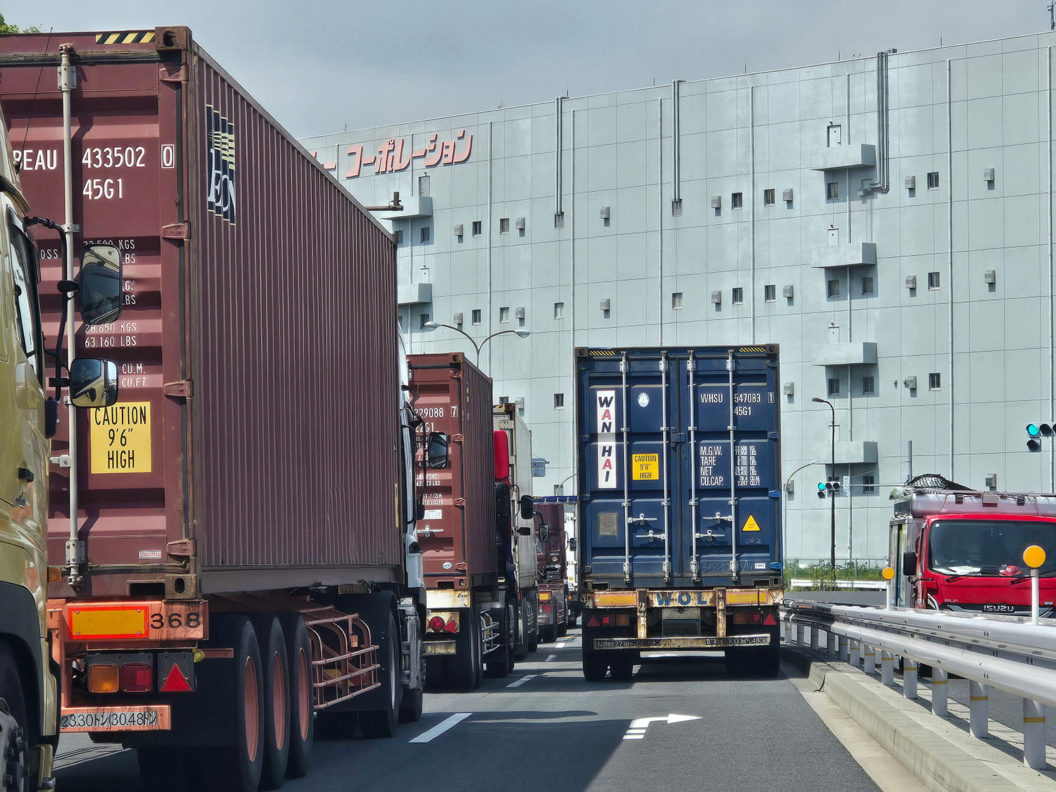 大井ふ頭を走るトラックたち