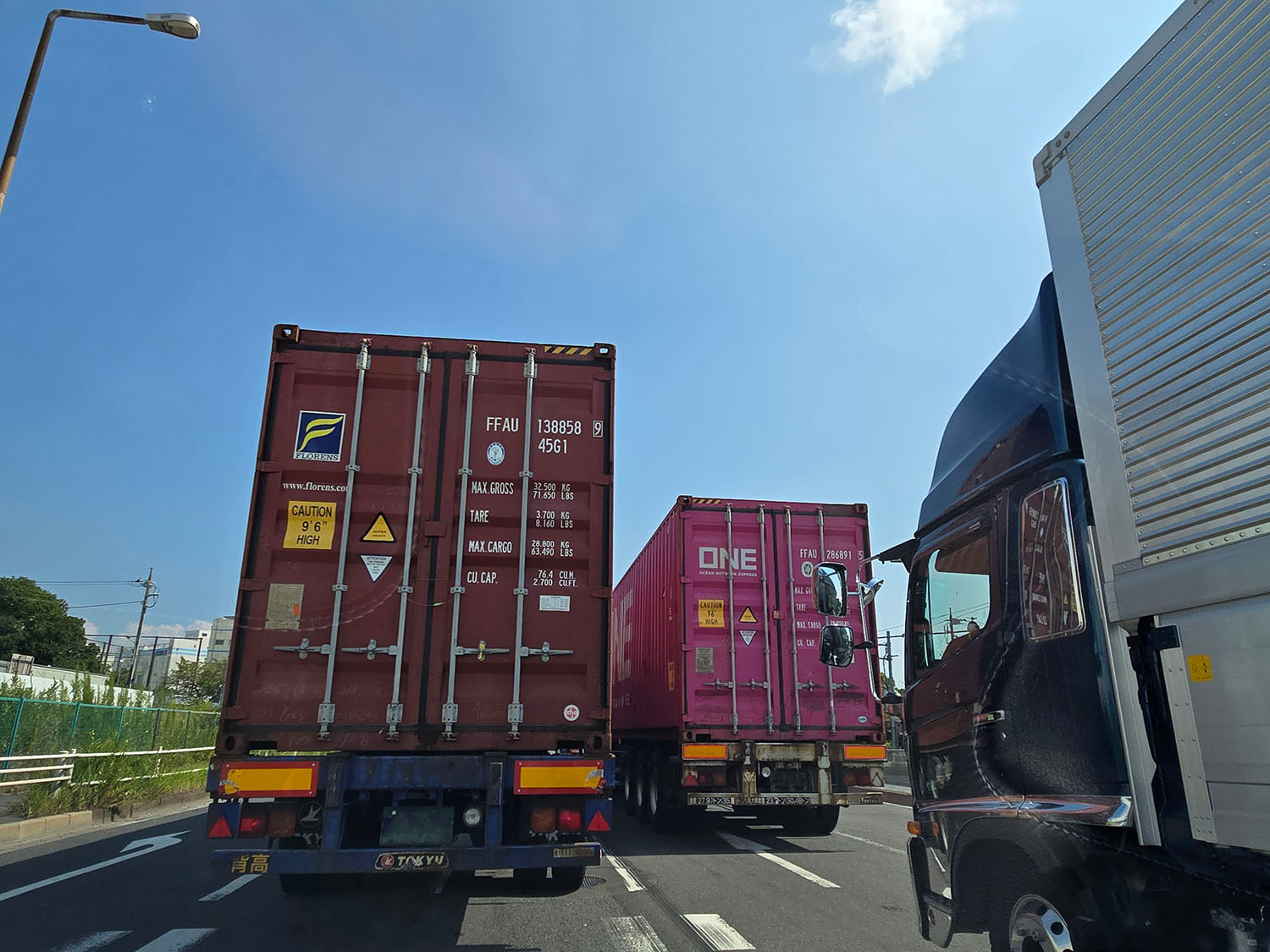 大井ふ頭を走るトラックたち