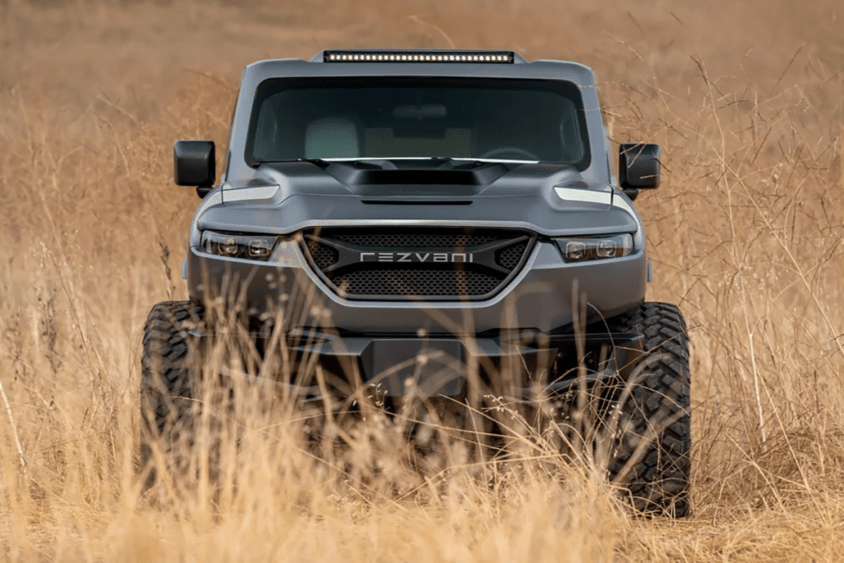 中身はラグジュアリーなのに「防弾仕様」に「サーマルカメラ」って軍用車かよ！　たった2000万円で超絶安心が買える「レズバニ・タンク」がこれぞアメリカなクルマだった