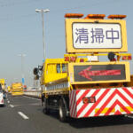 【画像】日本のクルマなのに「左ハンドル」って激レアじゃんか！　しょっちゅう見かけるのに知らないことだらけな路面清掃車の中身 〜 画像1