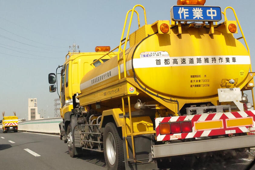 日本のクルマなのに「左ハンドル」って激レアじゃんか！　しょっちゅう見かけるのに知らないことだらけな路面清掃車の中身