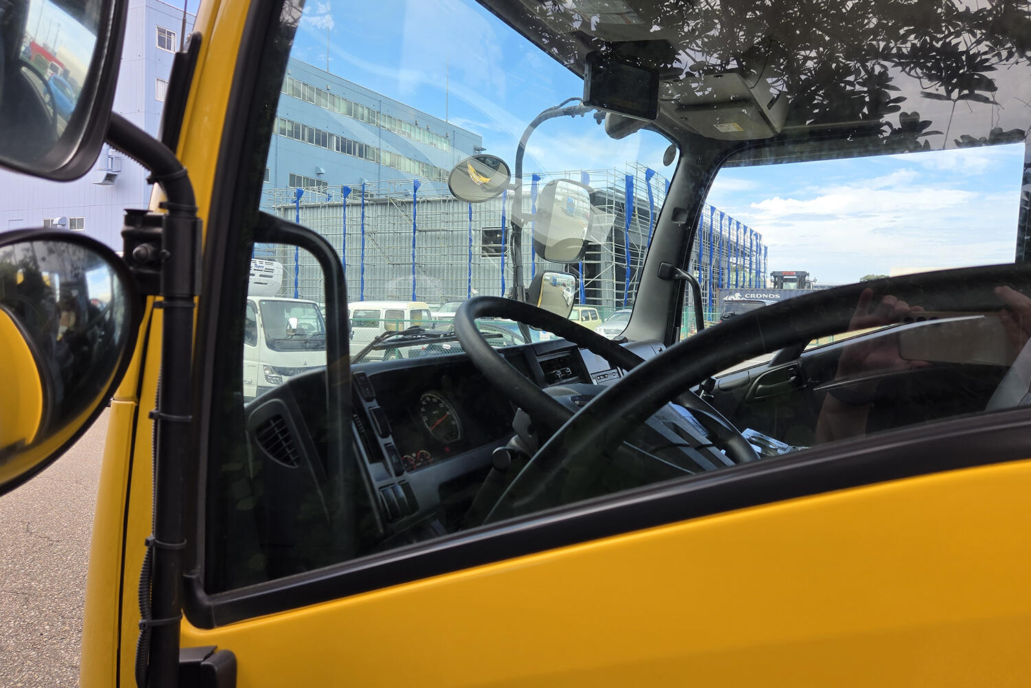 路面清掃車の車内のイメージ 〜 画像6