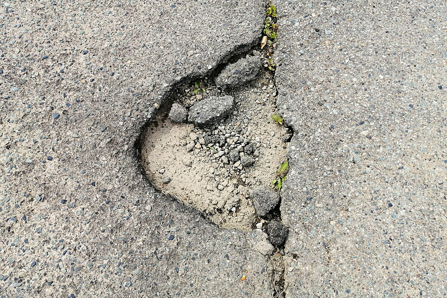 道路に空いた穴のイメージ