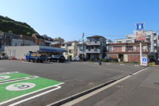 車中泊ファンにとっては夢のような泊まれるコンビニが試験的に営業中