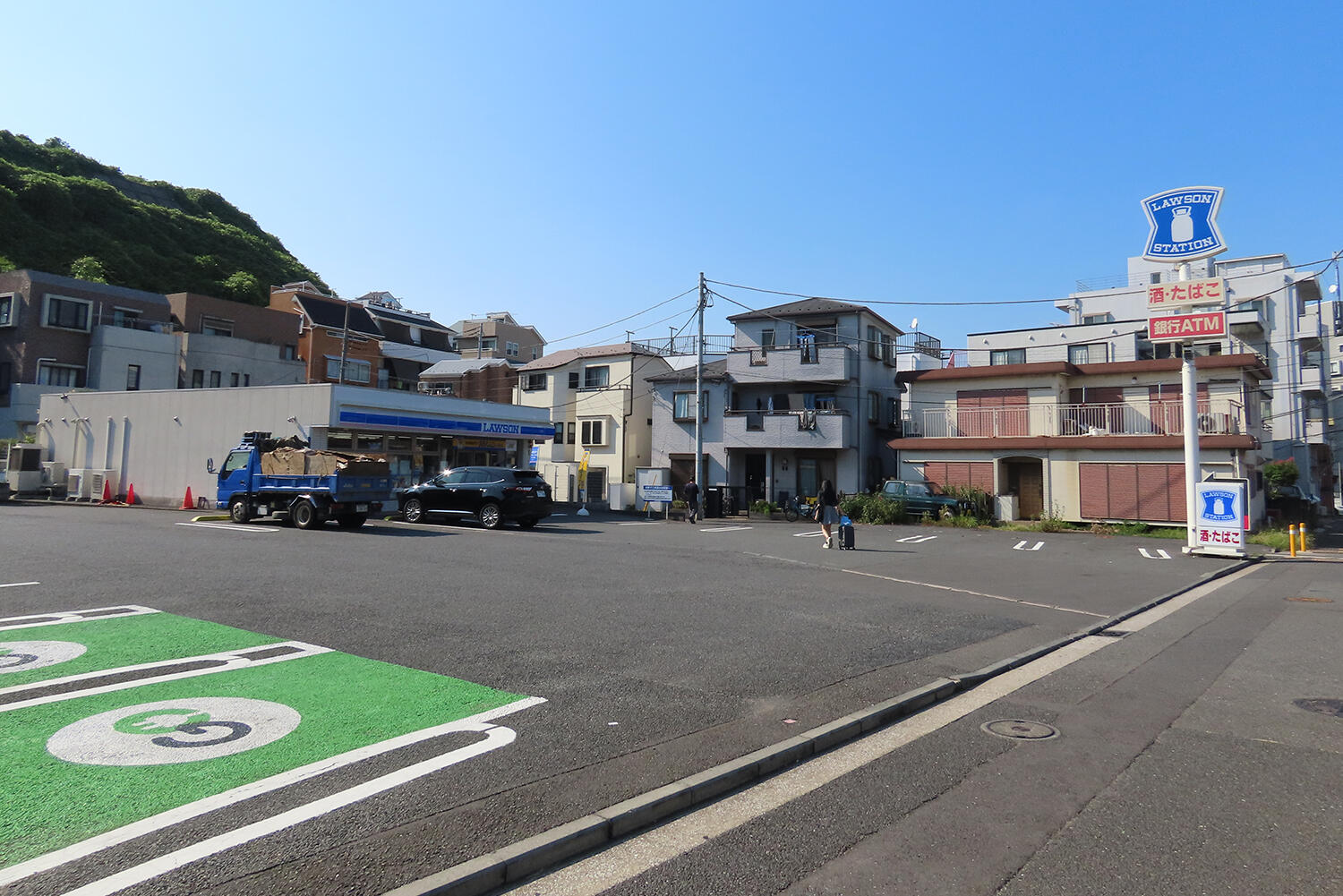 車中泊ファンにとっては夢のような泊まれるコンビニが試験的に営業中