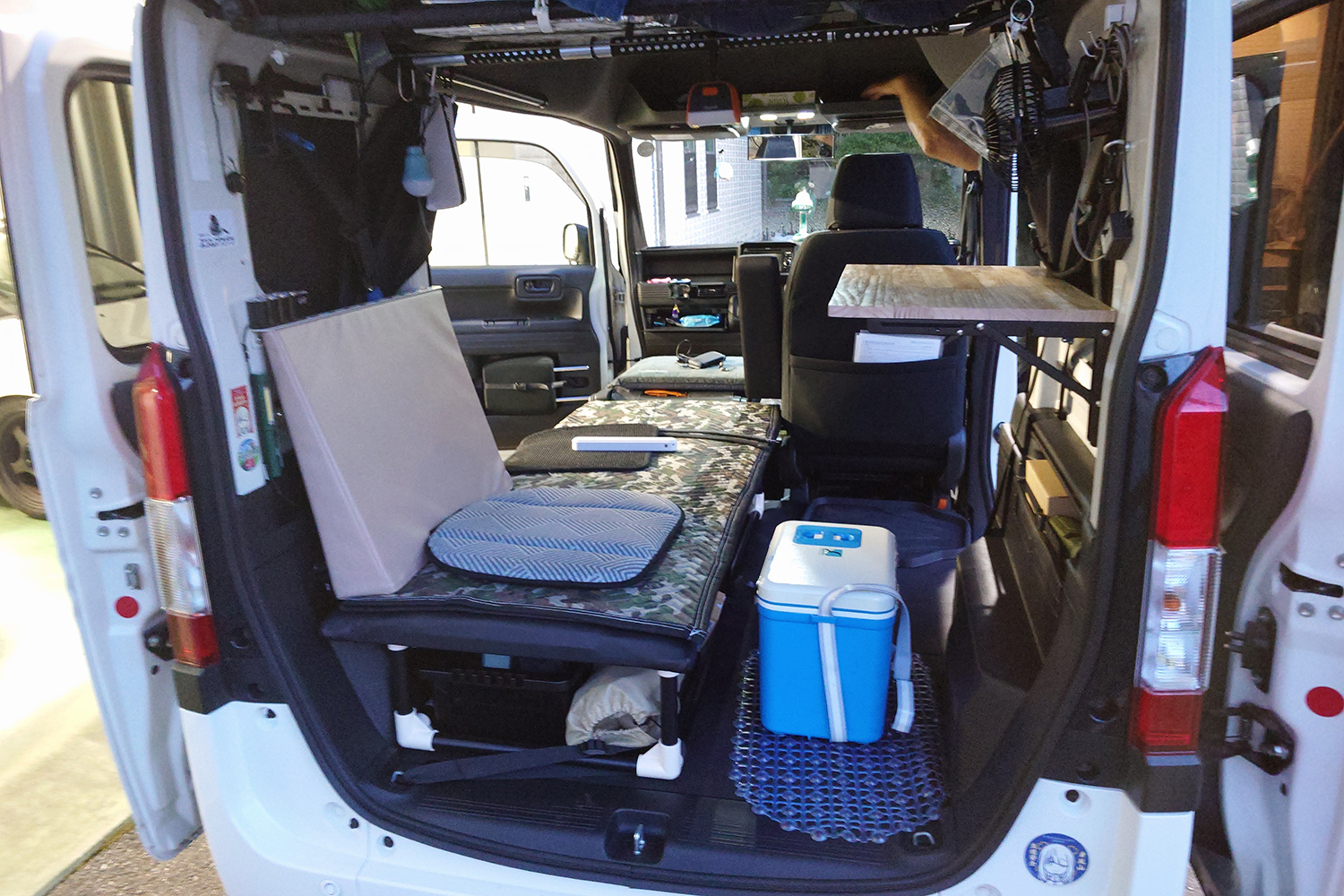 車中泊仕様のバンの車内