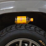 【画像】「タイヤにペットボトル？」「ワイパーにチラシ!?」それって窃盗団に狙われているサインかも！　よくある窃盗予告の手段と盗まれないための対策とは 〜 画像2