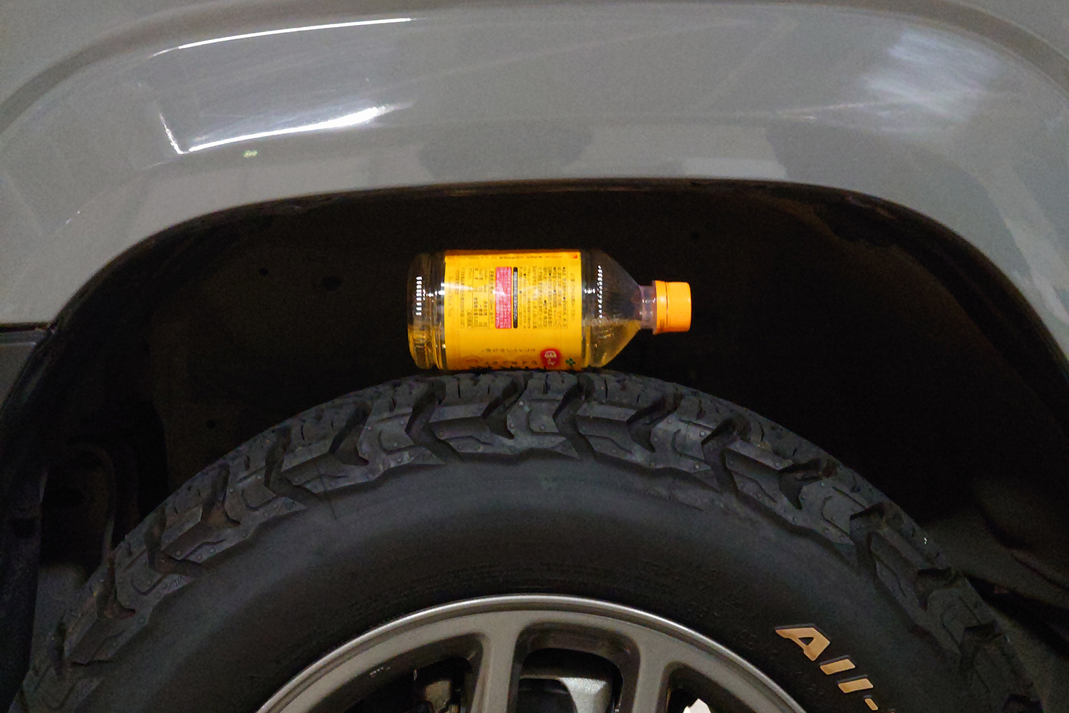 ペットボトルを置いたタイヤのイメージ