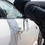 【画像】「タイヤにペットボトル？」「ワイパーにチラシ!?」それって窃盗団に狙われているサインかも！　よくある窃盗予告の手段と盗まれないための対策とは 〜 画像3