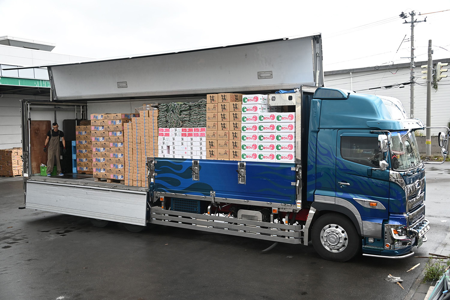 トラックに荷物を積むイメージ