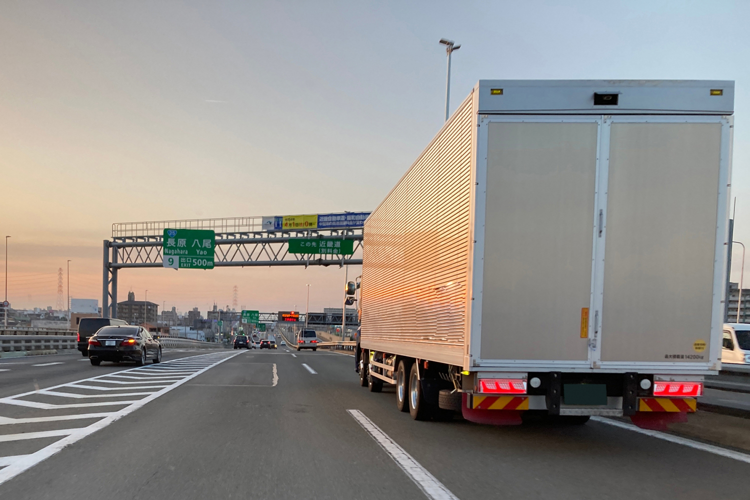 高速道路を走るトラックのイメージ