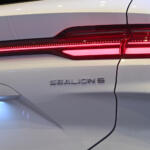 【画像】PHEVのSUVが400万円以下で購入できる衝撃！　BYDより発売された最新SUV「SEALION６」のコスパがヤバすぎた撃上陸 〜 画像38