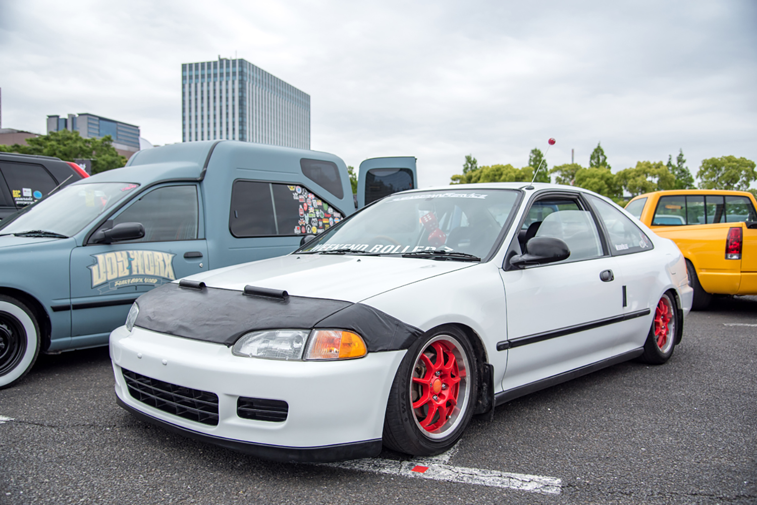 ノーズブラをつけたシビッククーペ