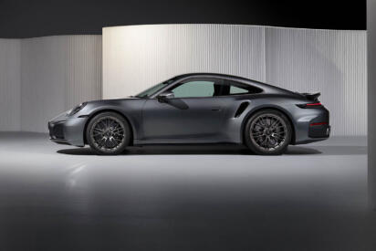 ポルシェ911が電動ターボ２機がけで異次元の速さに！　怪物化した「911ターボＳ」衝撃のマイチェン